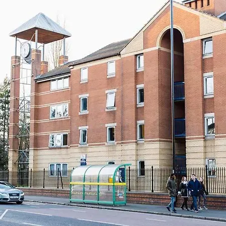 Cosy Chic Ensuite Bedrooms At Queen's Hospital Close Near City Centre Apartment